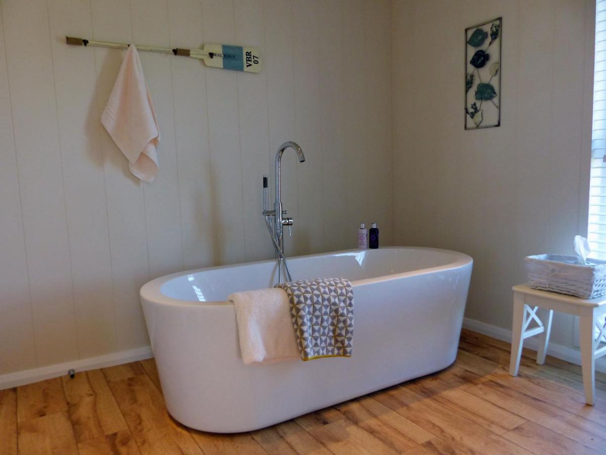 Shropshire - Romantic Luxury Hot Tub Breaks Apartment