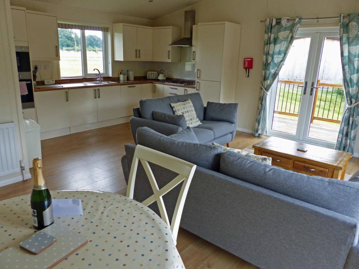 Shropshire - Romantic Luxury Hot Tub Breaks Apartment *