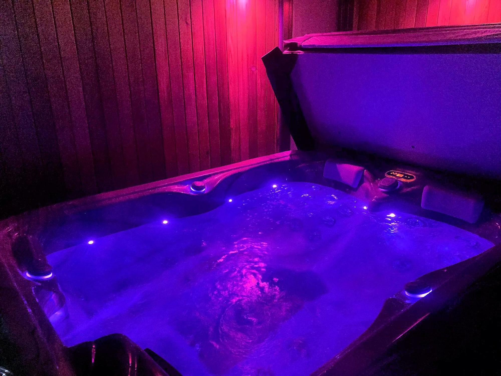 Shropshire - Romantic Luxury Hot Tub Breaks Apartment