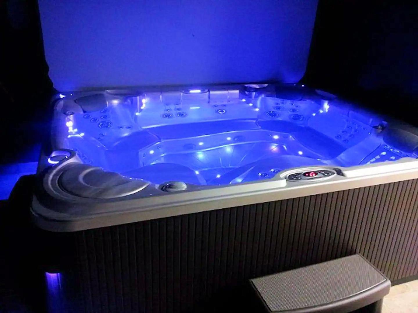 Shropshire - Romantic Luxury Hot Tub Breaks Apartment